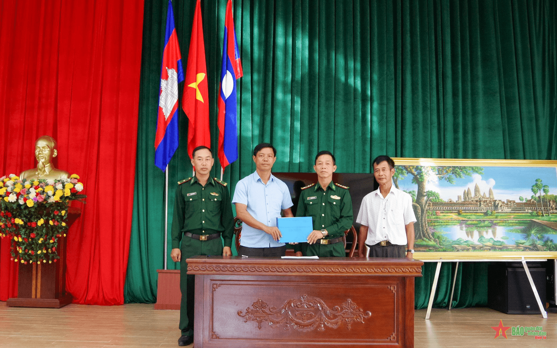 Bàn giao công trình Nhà văn hóa hữu nghị Việt Nam-Lào-Campuchia cho xã Pờ Y