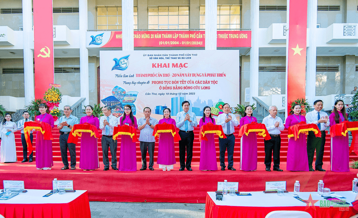 Khai mạc Triển lãm ảnh “Thành phố Cần Thơ - 20 năm xây dựng và phát triển”