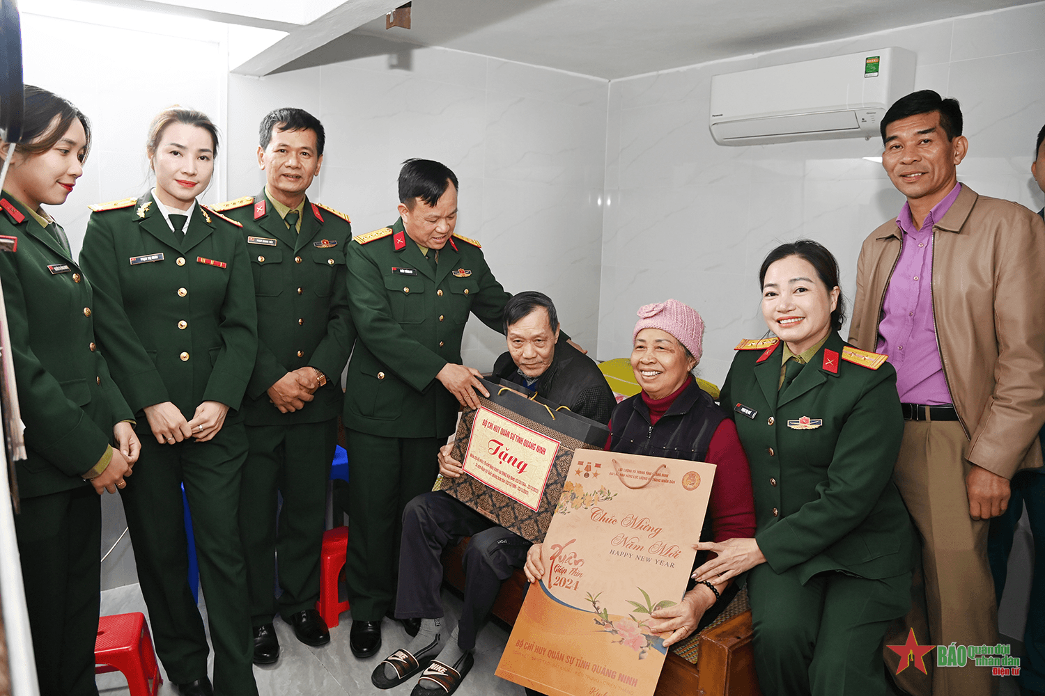 Bộ CHQS tỉnh Quảng Ninh thăm, tặng quà cán bộ Quân đội nghỉ hưu, nghỉ công tác trên địa bàn