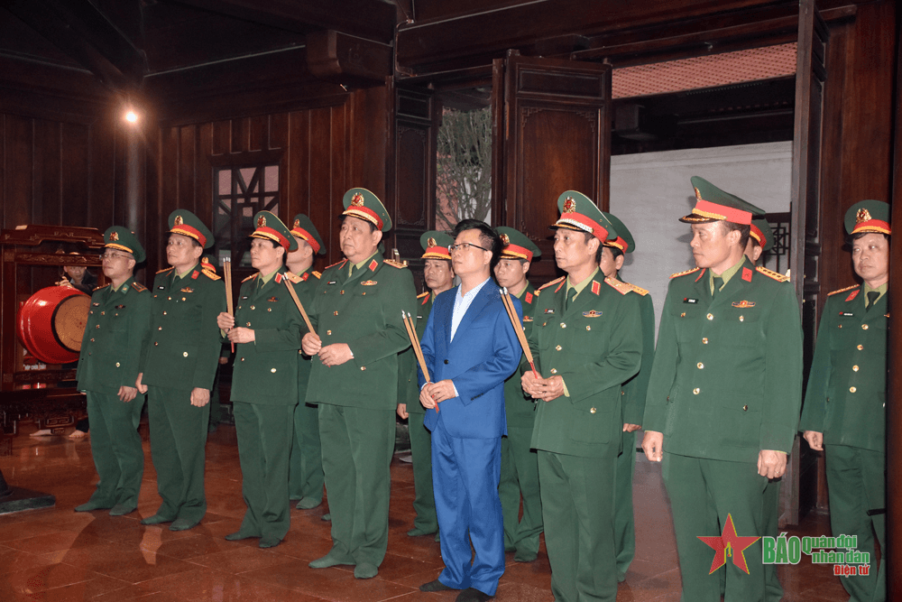 Đoàn công tác Quân ủy Trung ương, Bộ Quốc phòng dâng hương tưởng niệm các Anh hùng liệt sĩ tại Đền thờ Liệt sĩ tại Chiến trường Điện Biên Phủ