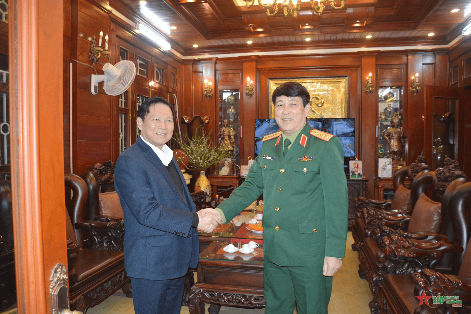 Đại tướng Lương Cường thăm, tặng quà các đồng chí nguyên Chủ nhiệm Tổng cục Chính trị