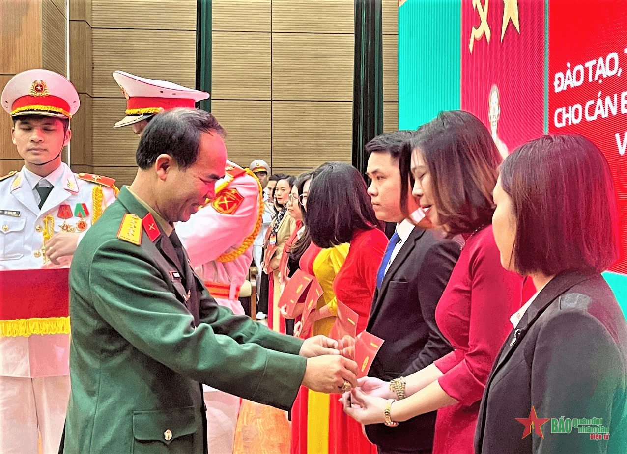 Trường Đại học Văn hóa Nghệ thuật Quân đội tập huấn văn thư, lưu trữ cho Tập đoàn Viettel
