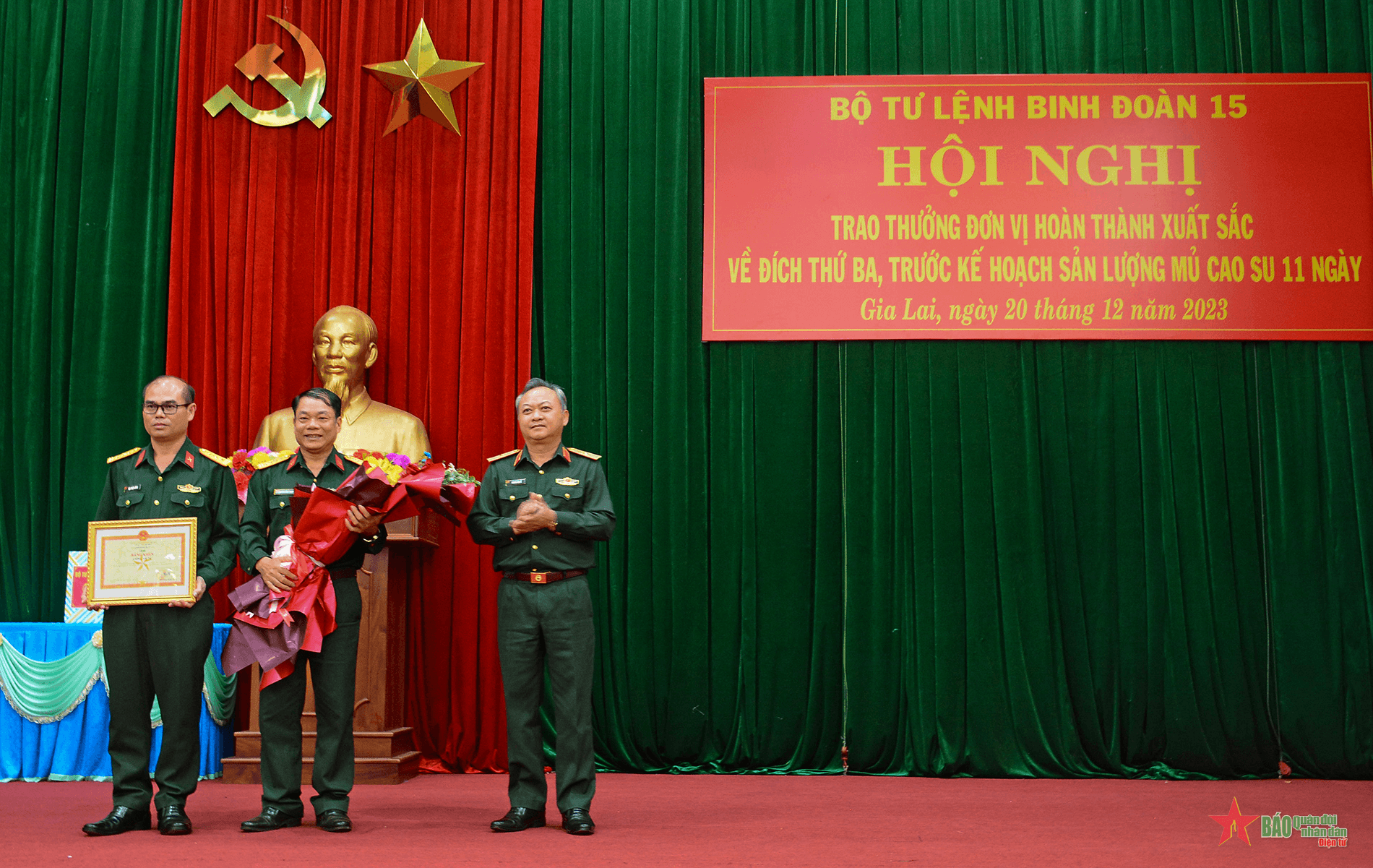Binh đoàn 15 trao thưởng về trước kế hoạch sản lượng mủ cao su cho Công ty 74