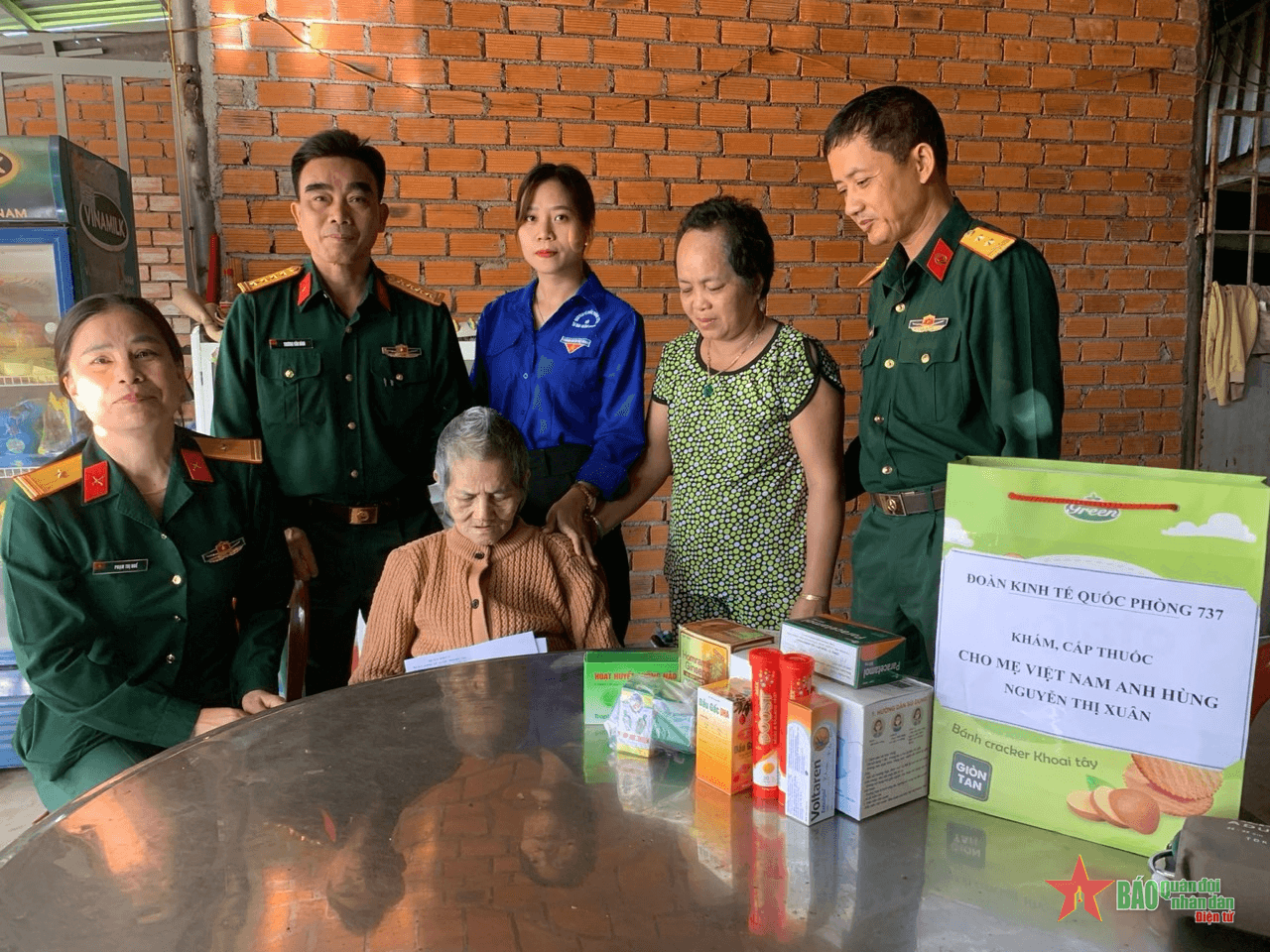 Đoàn Kinh tế Quốc phòng 737 (Quân khu 5) khám bệnh cho bà con vùng biên giới Đắk Lắk