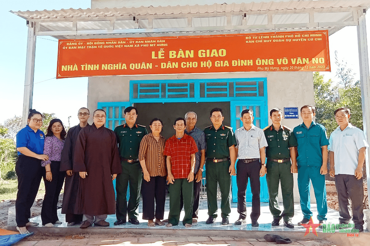 Ban Chỉ huy Quân sự huyện Củ Chi trao nhà tình nghĩa tặng gia đình ông Võ Văn No