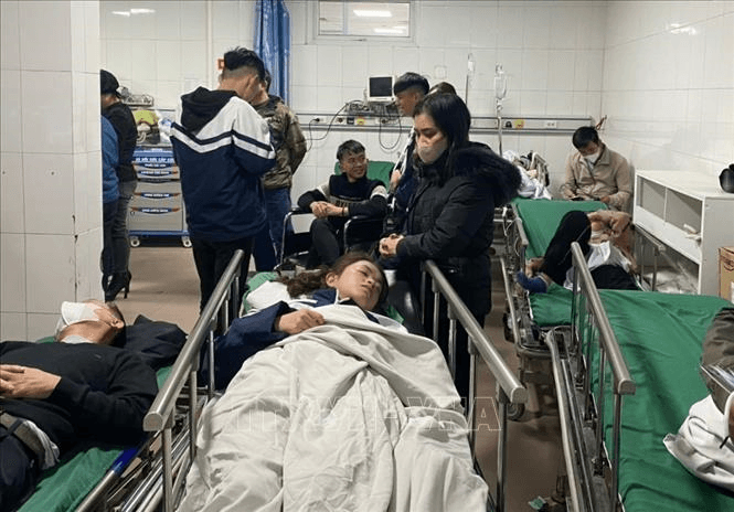 Nghệ An: Trần gỗ bất ngờ đổ sập, nhiều học sinh nhập viện
