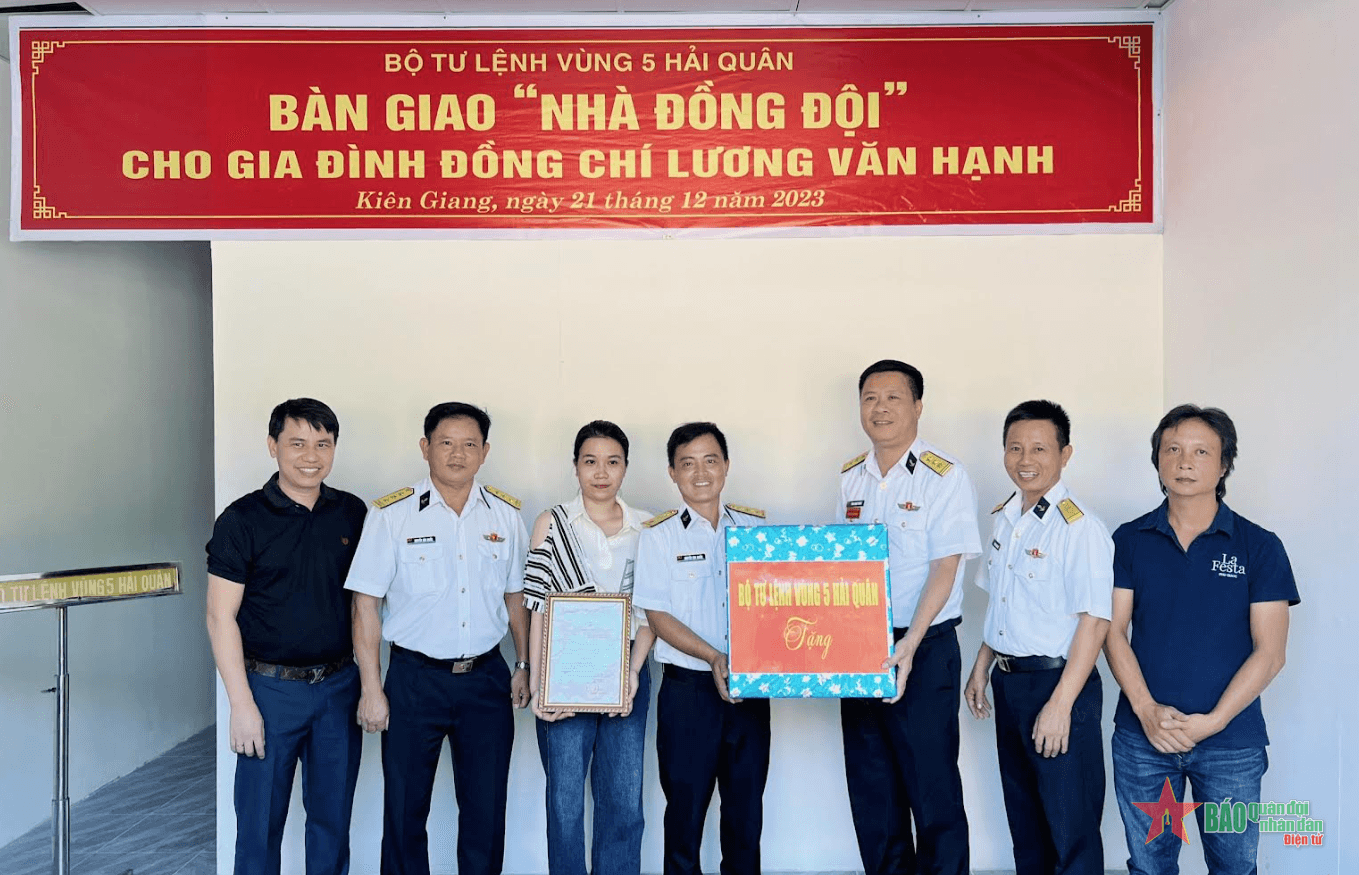 Vùng 5 Hải quân bàn giao “Nhà đồng đội”