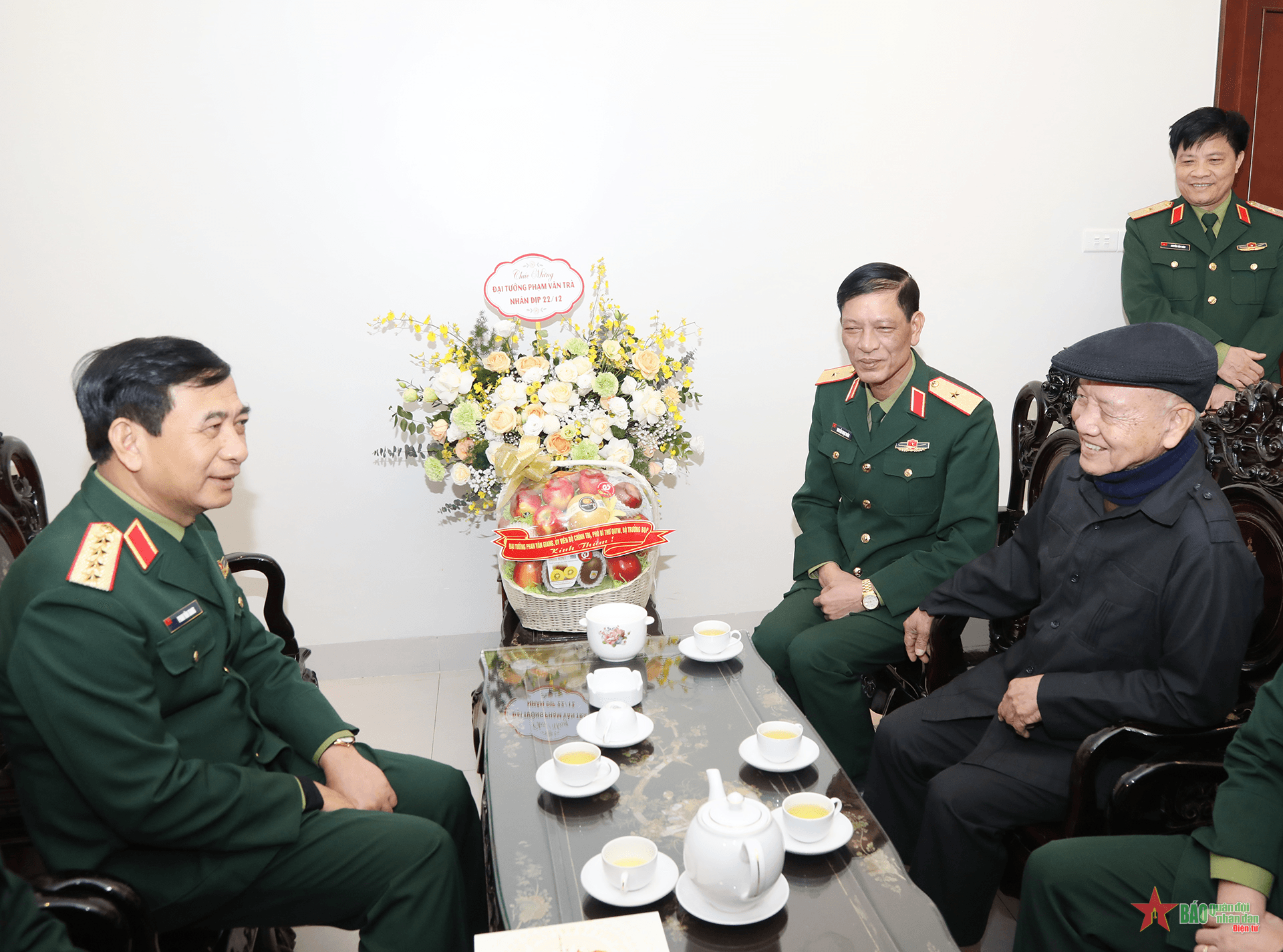 Bộ trưởng Phan Văn Giang chúc sức khỏe Đại tướng Phạm Văn Trà