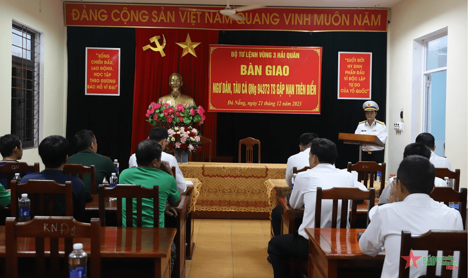 Bộ tư lệnh Vùng 3 Hải quân: Bàn giao tàu cá QNg 94373-TS gặp nạn trên biển