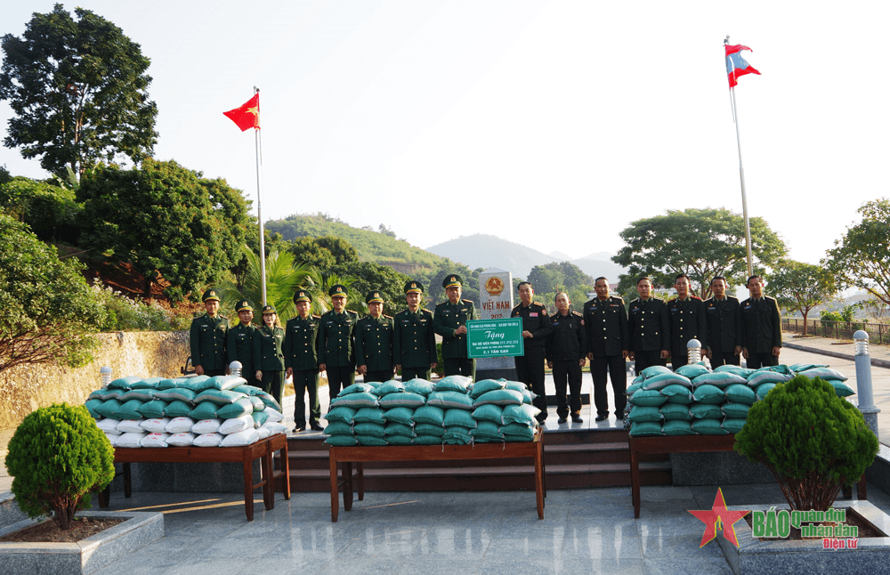 Bộ đội Biên phòng tỉnh Sơn La trao tặng gạo cho lực lượng bảo vệ biên giới nước bạn Lào
