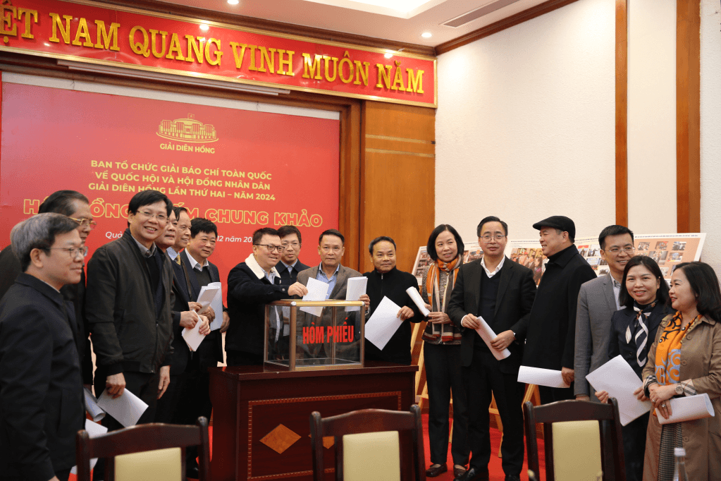 Hội đồng chấm chung khảo Giải Diên Hồng lần thứ 2 chọn các tác phẩm xuất sắc để xếp giải
