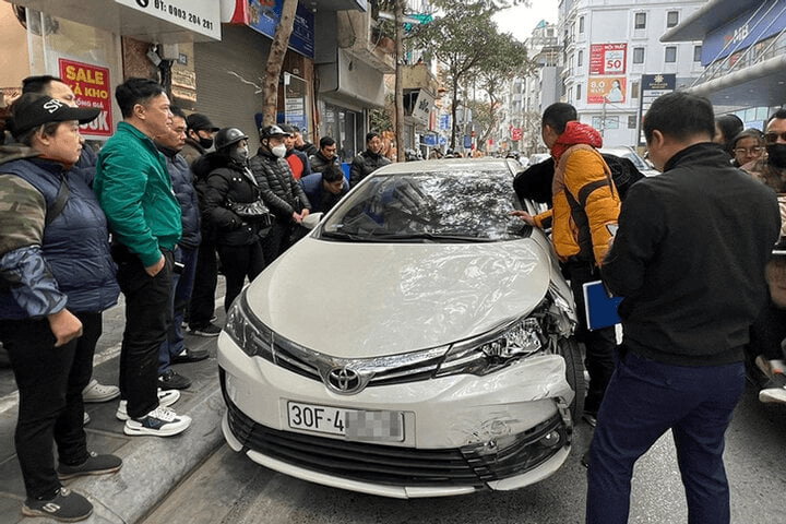 Hà Nội: Va chạm giữa ô tô con và xe máy, 5 người trong gia đình bị thương