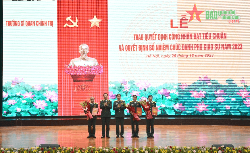 Trường Sĩ quan Chính trị vinh danh Phó giáo sư và đón nhận Huân chương Hữu nghị của Vương quốc Campuchia