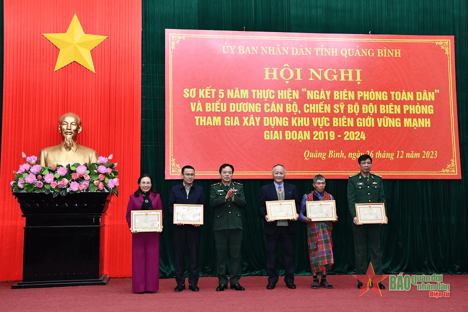 Ủy ban nhân dân tỉnh Quảng Bình sơ kết 5 năm thực hiện "Ngày Biên phòng toàn dân"