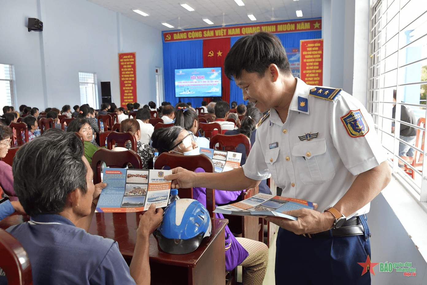 Cảnh sát biển đồng hành cùng ngư dân Tiền Giang