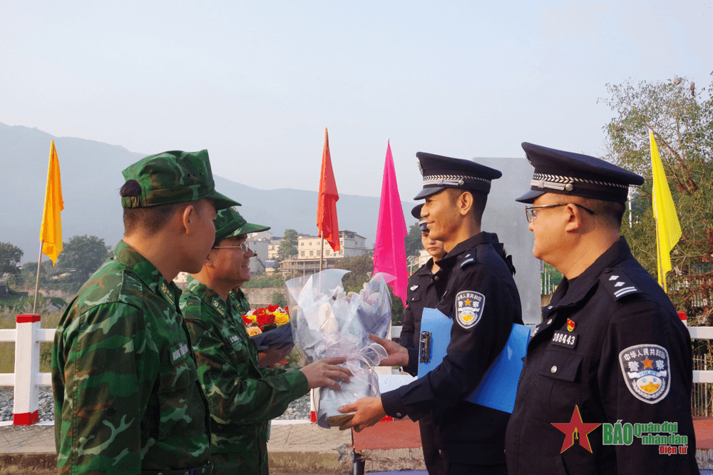 Tăng cường tuần tra liên hợp chấp pháp trên biên giới giữa Bộ đội Biên phòng tỉnh Lai Châu với Chi đội Quản lý biên giới Hồng Hà (Trung Quốc)