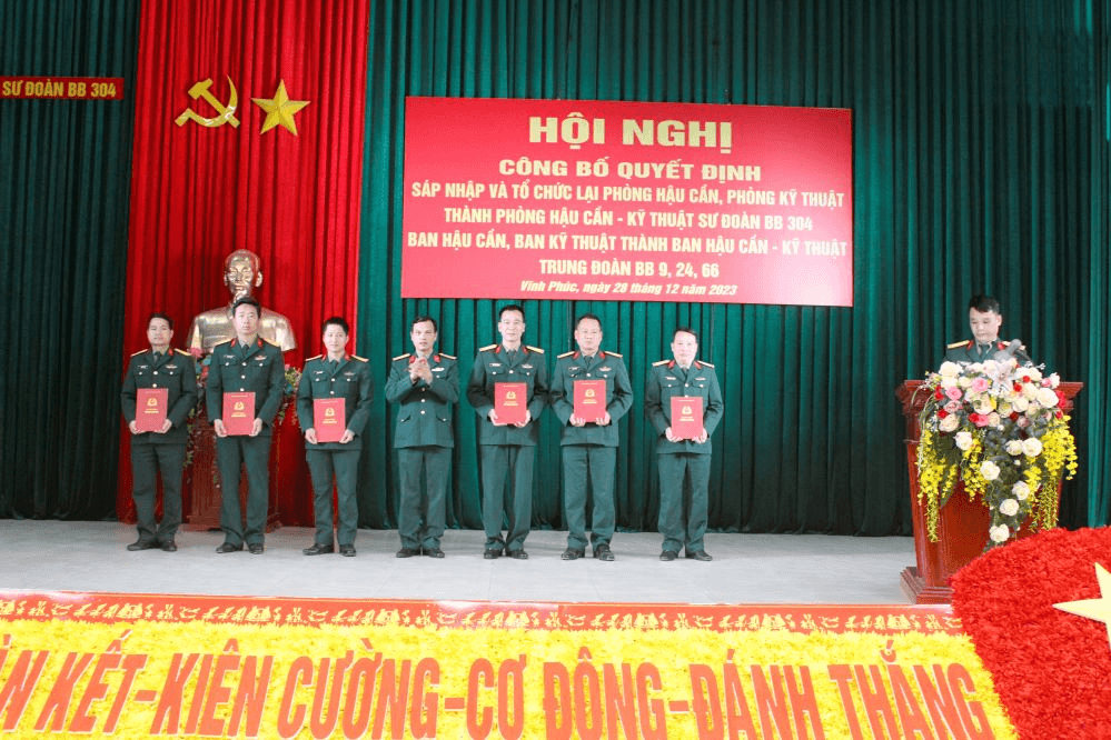 Sư đoàn 304 công bố quyết định sáp nhập cơ quan hậu cần, kỹ thuật