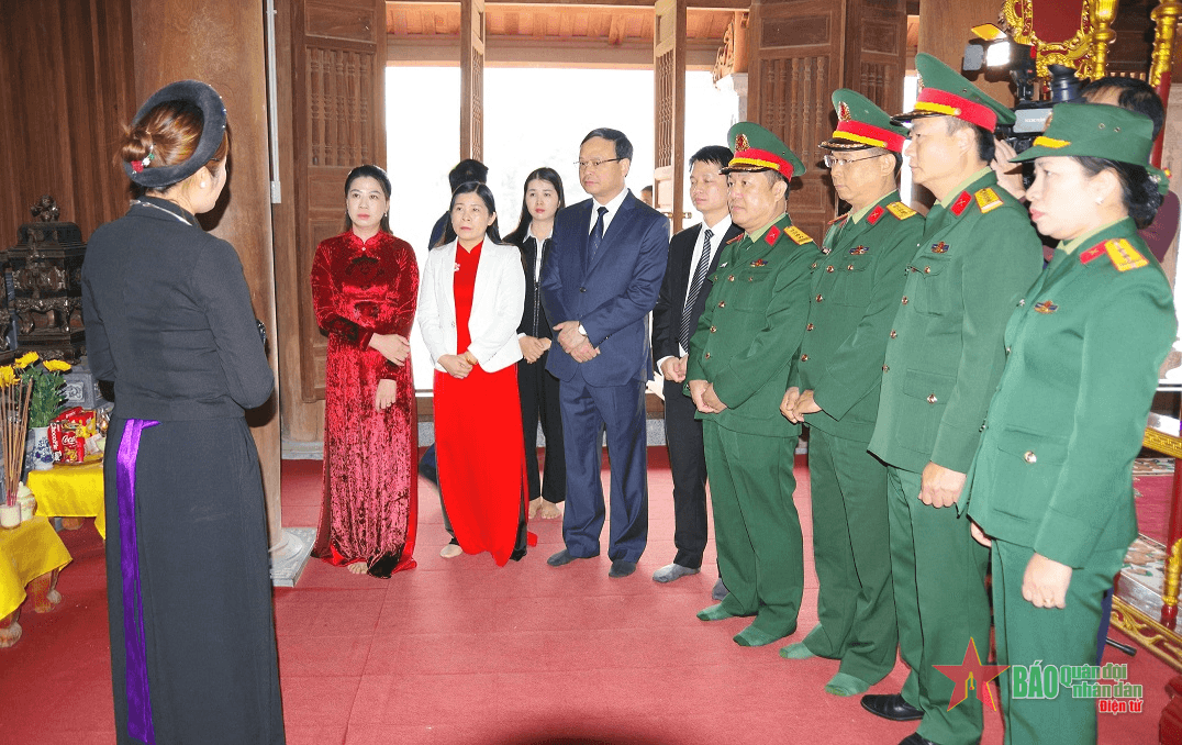 Đoàn Đại biểu tỉnh Tuyên Quang dâng hương Đại tướng Nguyễn Chí Thanh