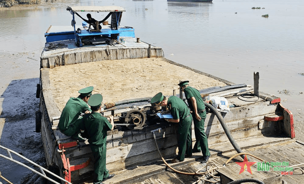 Phát hiện, xử lý phương tiện vận chuyển cát không rõ nguồn gốc