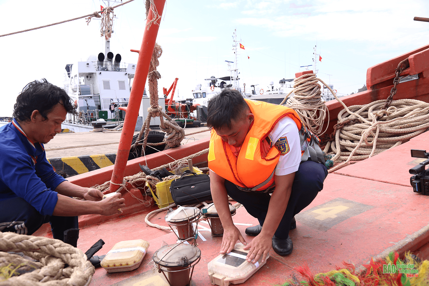 Vùng Cảnh sát biển 4 bắt giữ hai vụ tàu cá vi phạm IUU