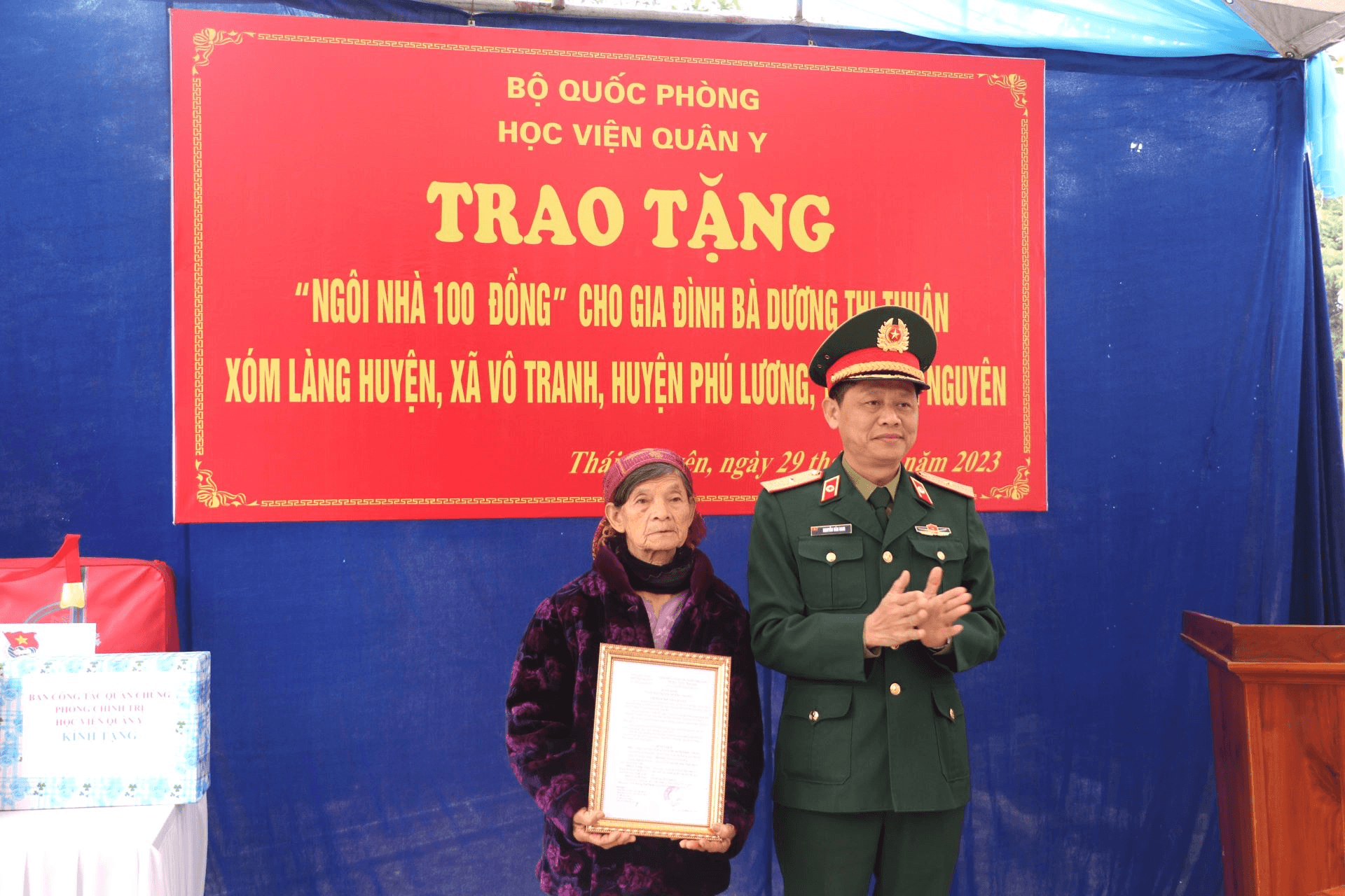 Học viện Quân y trao tặng “Ngôi nhà 100 đồng” cho gia đình bà Dương Thị Thuận (tỉnh Thái Nguyên)
