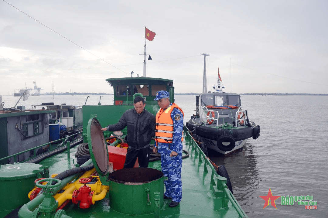 Bộ tư lệnh Vùng Cảnh sát biển 1 tạm giữ tàu chở dầu không rõ nguồn gốc