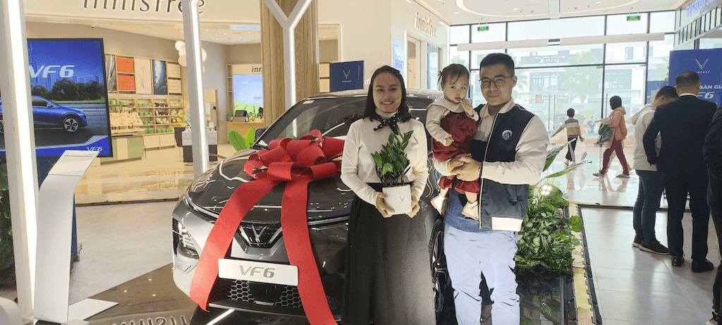 Chủ xe VF 6 đầu tiên bất ngờ với tốc độ bàn giao của VinFast
