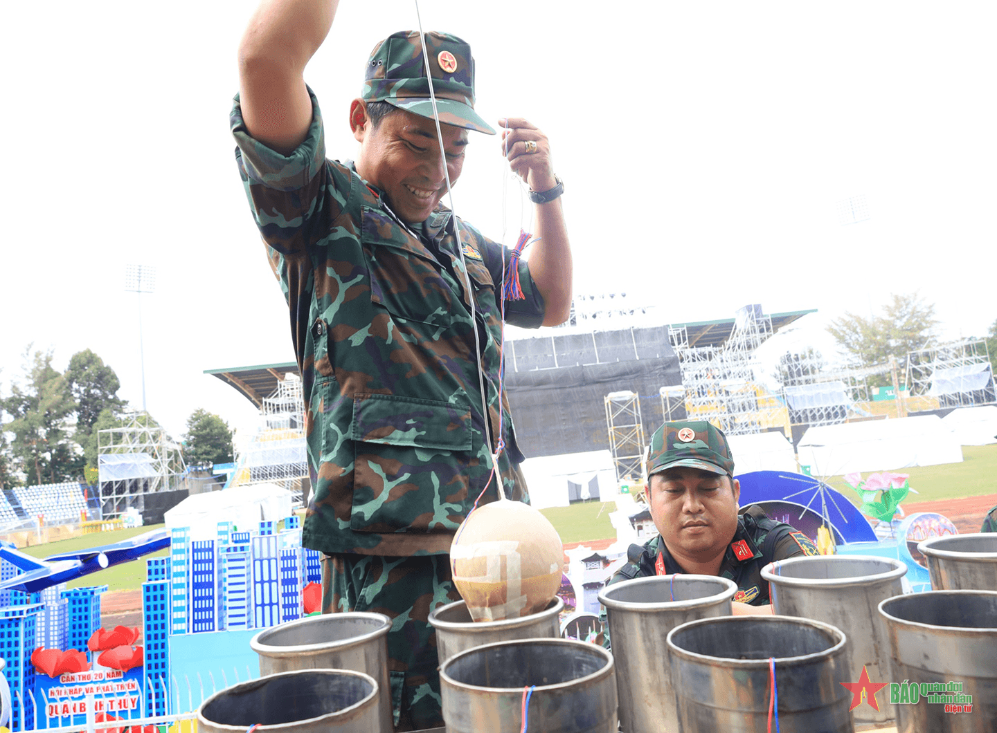Sẵn sàng trận địa pháo hoa mừng 20 năm thành lập thành phố Cần Thơ trực thuộc Trung ương