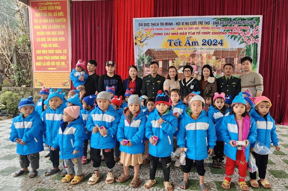 Tặng hàng trăm suất quà hỗ trợ đồng bào nghèo biên giới
