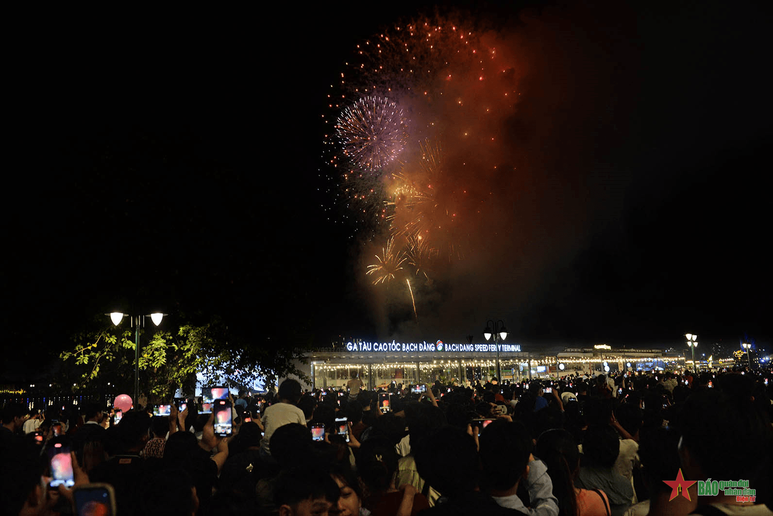 Hàng vạn người đón năm mới 2024 tại khu vực trung tâm TP Hồ Chí Minh