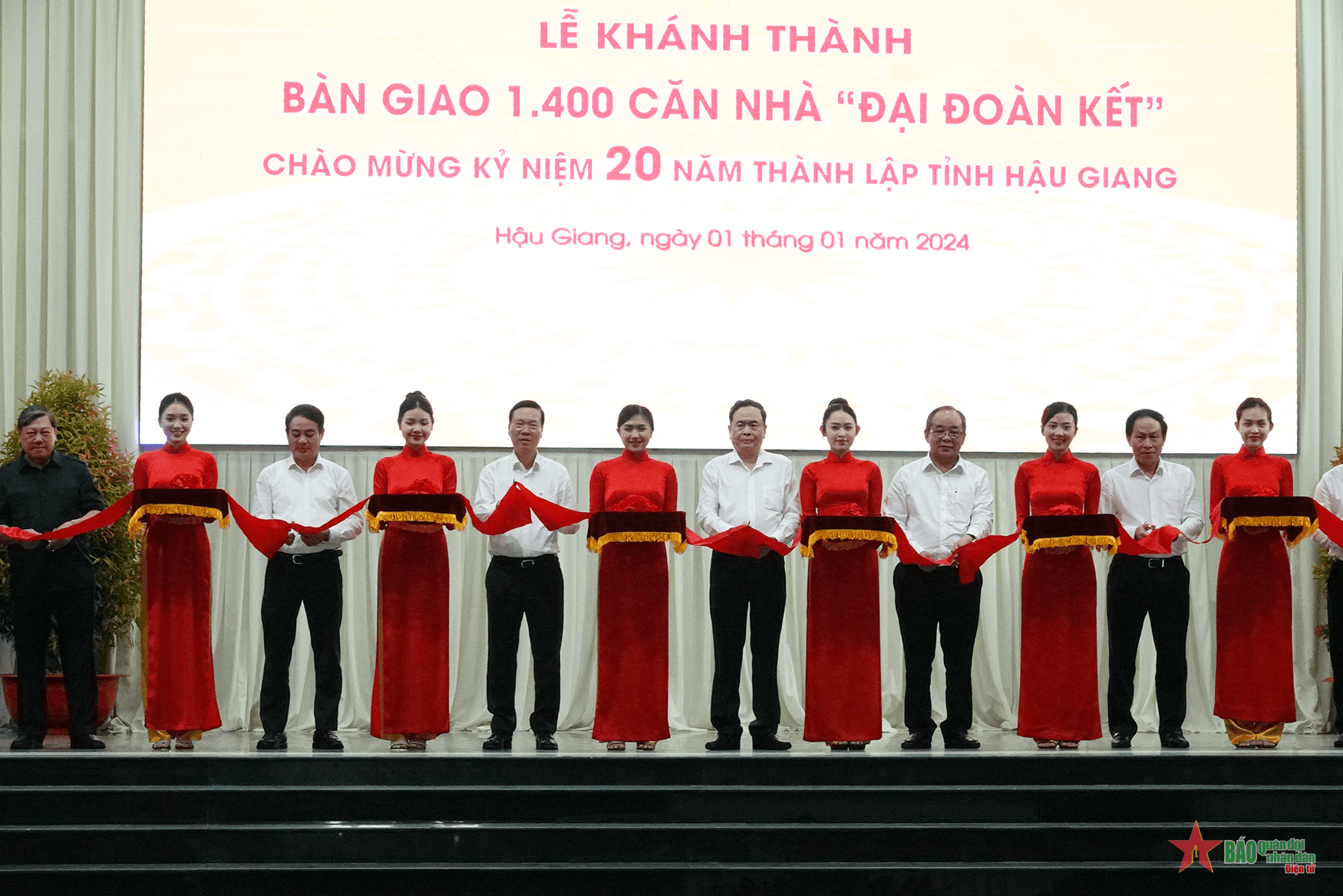 Chủ tịch nước Võ Văn Thưởng dự lễ khánh thành 1.400 căn nhà "Đại đoàn kết" tại Hậu Giang