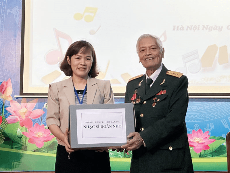Trung tâm Lưu trữ Quốc gia III tiếp nhận tài liệu của Đại tá, nhạc sĩ Doãn Nho
