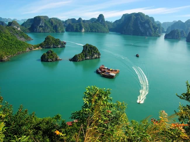 Vịnh Hạ Long - điểm đến yêu thích của du khách dịp Tết Dương lịch 2024