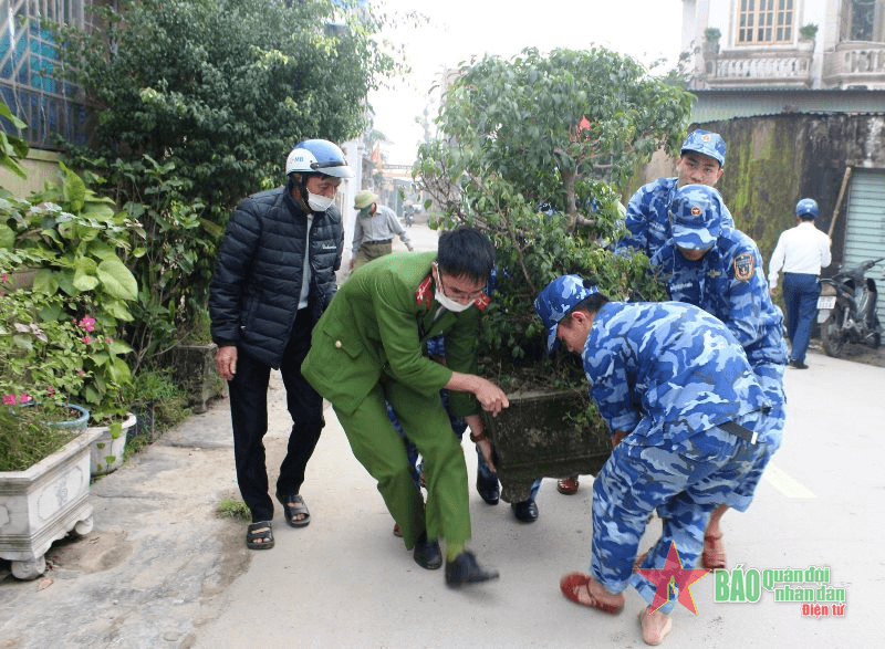Hải đội 102 (Vùng Cảnh sát biển 1) giúp xã Xuân Liên xây dựng nông thôn mới