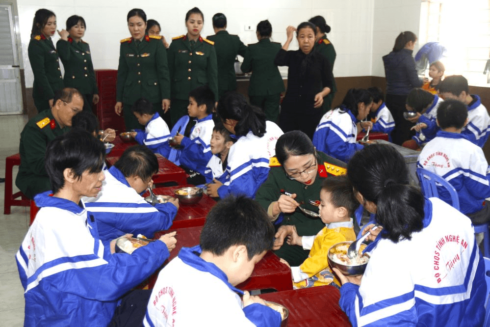 Bộ Chỉ huy Quân sự tỉnh Nghệ An tặng áo ấm và tổ chức "Bữa cơm dinh dưỡng" cho trẻ em