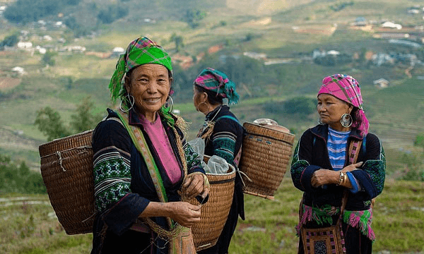 Việc lựa chọn người có uy tín trong đồng bào dân tộc thiểu số được thực hiện theo nguyên tắc nào?
