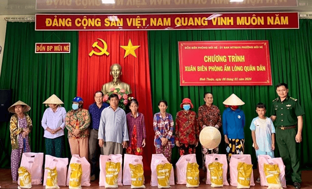 Trao 120 phần quà Tết cho người nghèo trên khu vực biên giới biển Mũi Né