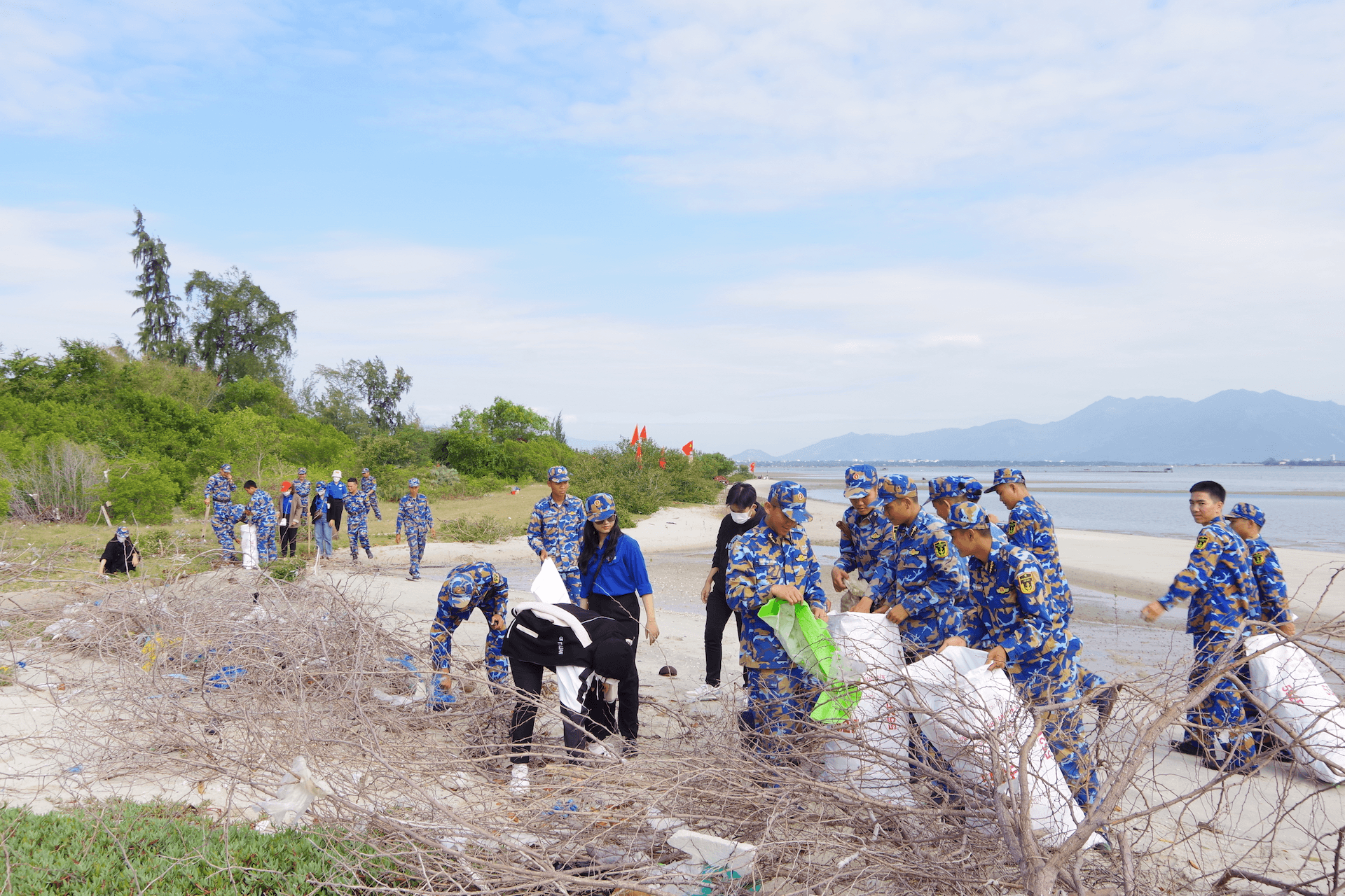 Tuổi trẻ Lữ đoàn 101 chung tay làm sạch biển