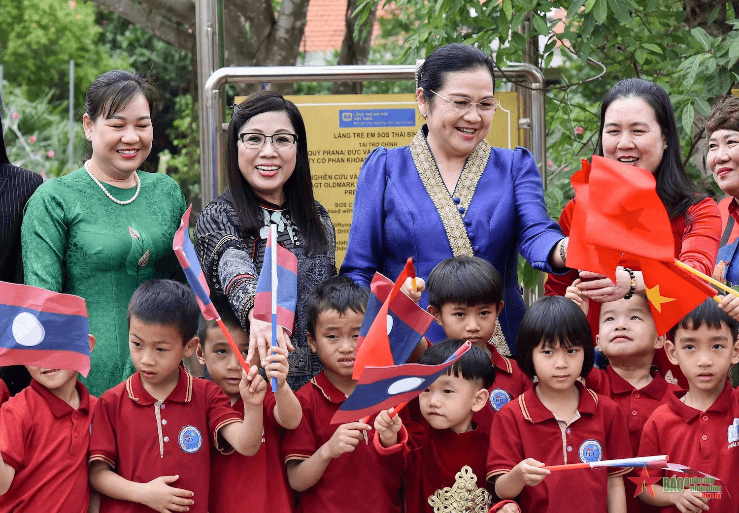 Hai phu nhân Thủ tướng Việt Nam và Lào thăm Làng trẻ em SOS và Làng lụa đũi Nam Cao ở Thái Bình