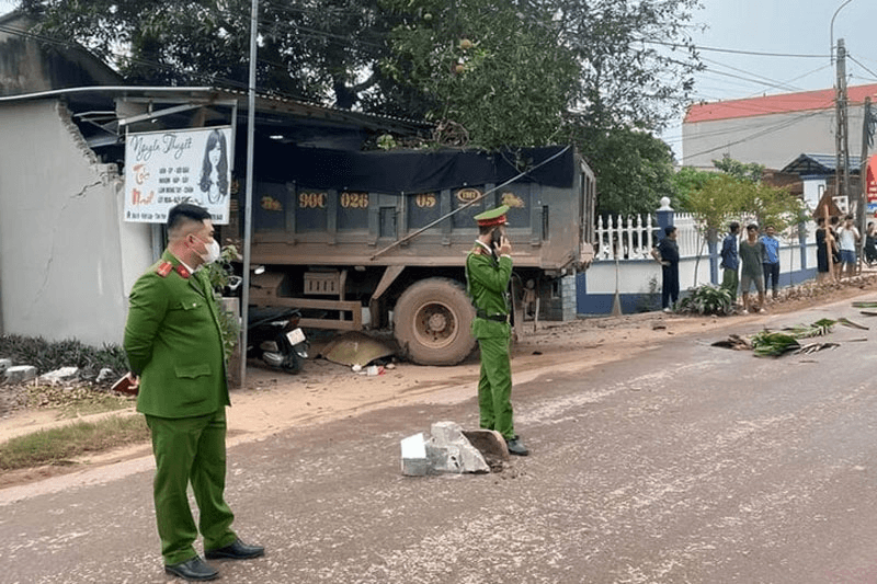Bắc Giang: Xe tải đâm tử vong một người và làm bị thương 3 người trong cửa hàng ven đường