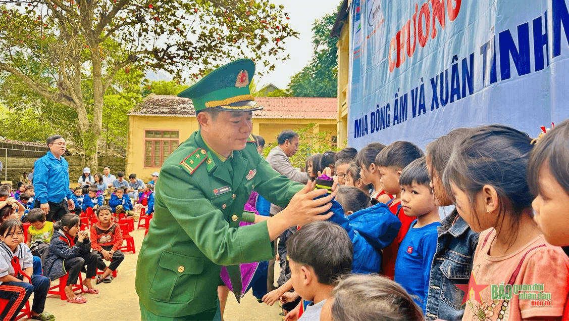 Trao 130 triệu đồng tiền quà tặng người dân xã biên giới Tam Quang