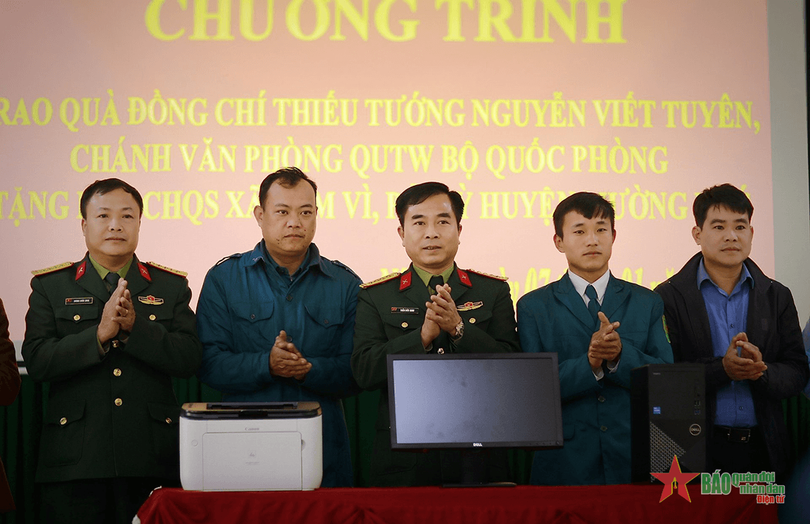 Bộ Chỉ huy Quân sự tỉnh Điện Biên trao quà tặng đơn vị quân đội, phụ nữ nghèo Mường Nhé