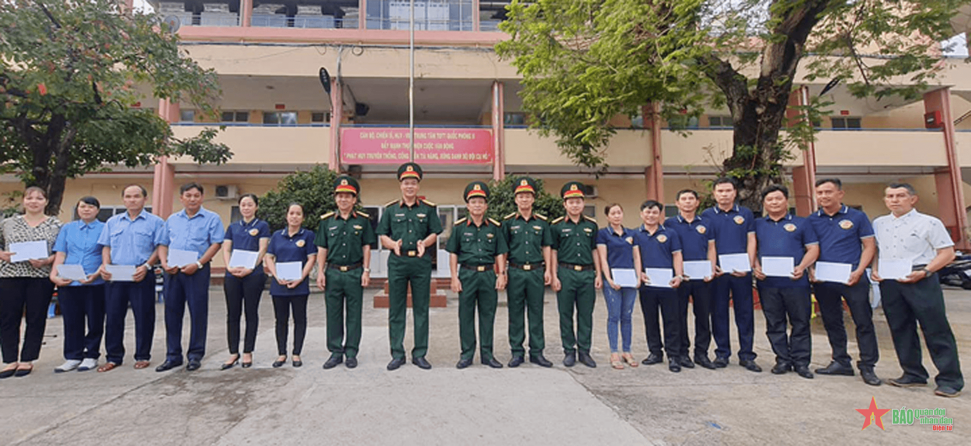 Trung tâm Thể dục Thể thao Quốc phòng II (Quân khu 7) tặng quà người lao động khó khăn