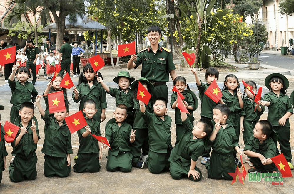 Cháu yêu các chú bộ đội
