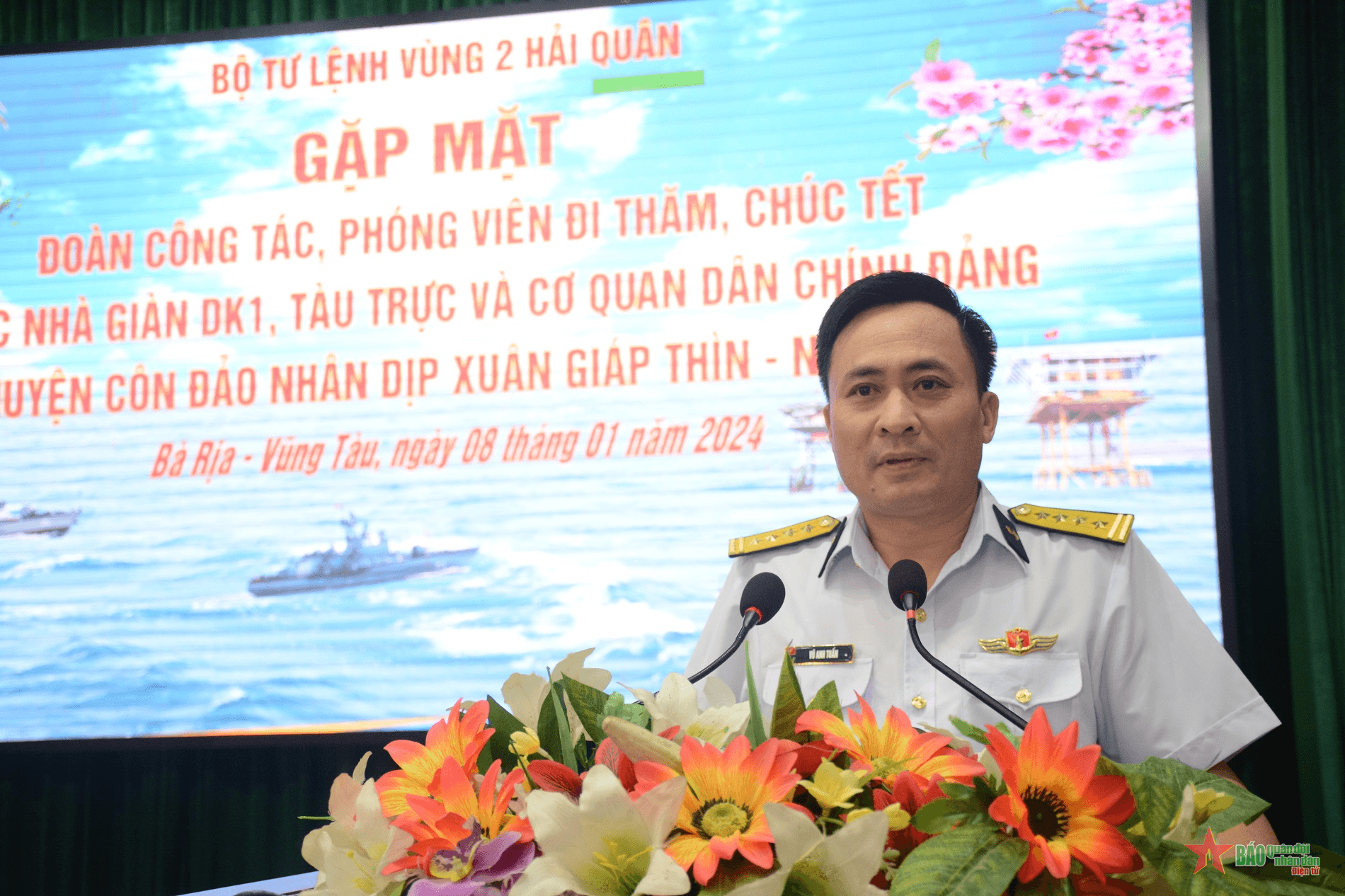 Bộ tư lệnh Vùng 2 Hải quân gặp mặt đoàn công tác đi thăm, chúc Tết quân, dân đang làm nhiệm vụ trên biển, Nhà giàn DK1