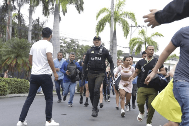 Ecuador ban bố tình trạng “xung đột vũ trang nội bộ”