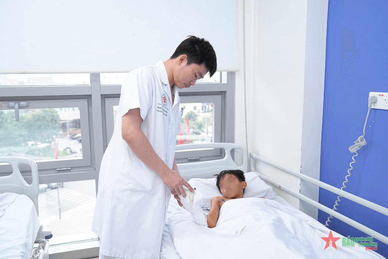 Bệnh viện Trung ương Quân đội 108: Xử trí kịp thời vết thương dập bàn tay cho cháu trai 12 tuổi chơi pháo tự chế