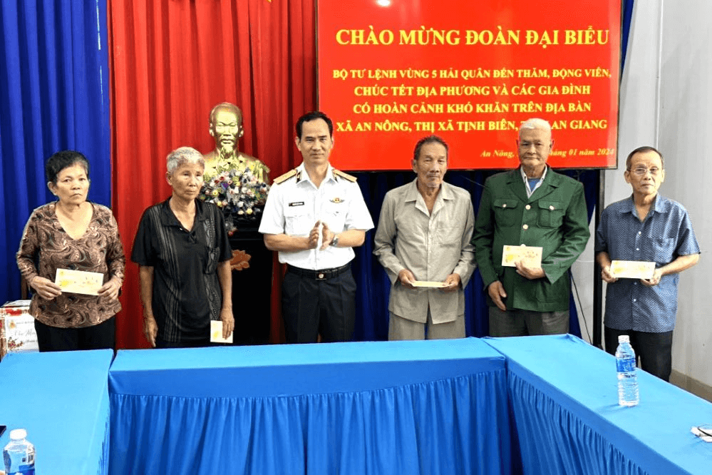 Chương trình “Xuân Biên phòng ấm lòng dân bản” tại An Giang
