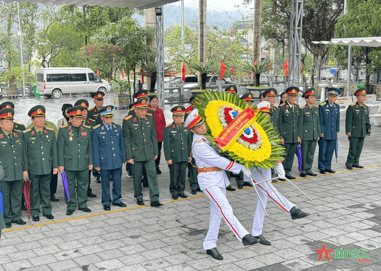 Dâng hương tưởng niệm các Anh hùng liệt sĩ tại tỉnh Hà Giang