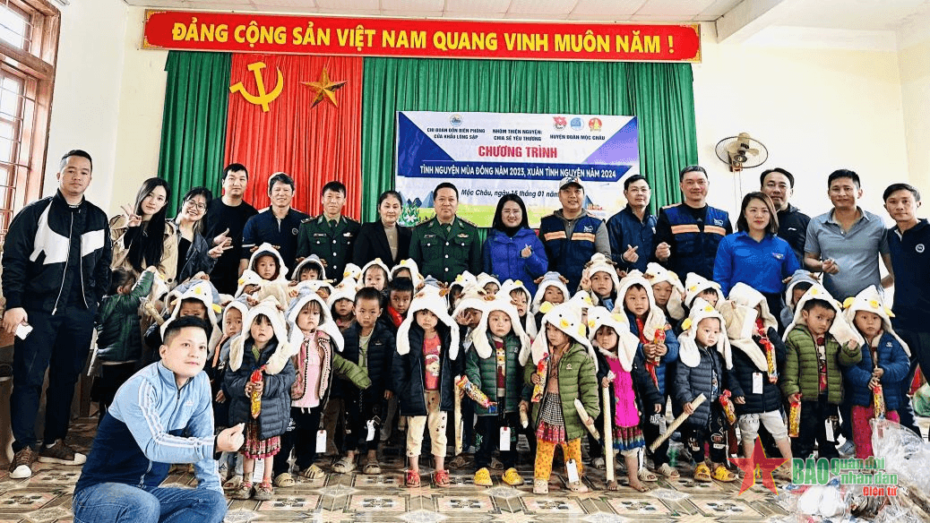 Nhiều món quà ý nghĩa tặng học sinh bản A Lá
